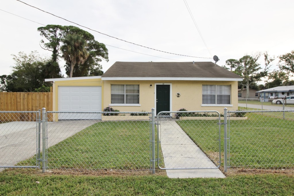 122 W Pine Bluff St., Edgewater, FL 32132 NewEdge Realty